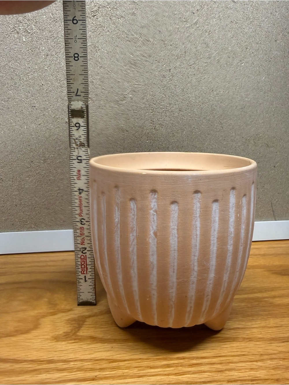 Textured terra cotta planter pot - Picture 5 of 5